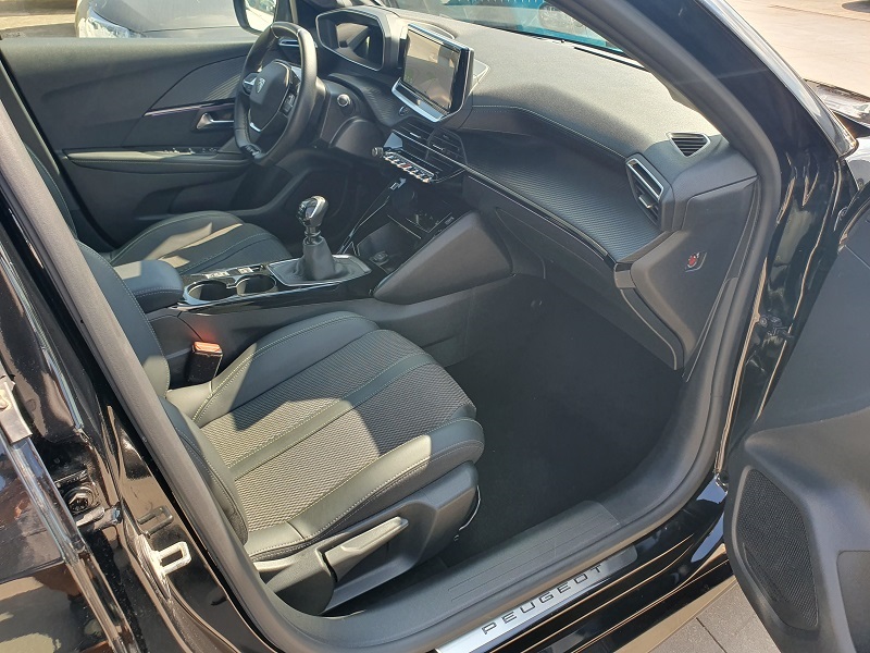 
								PEUGEOT 208 NEW 1.2 PureTech Turbo 100CV S&S GT full									