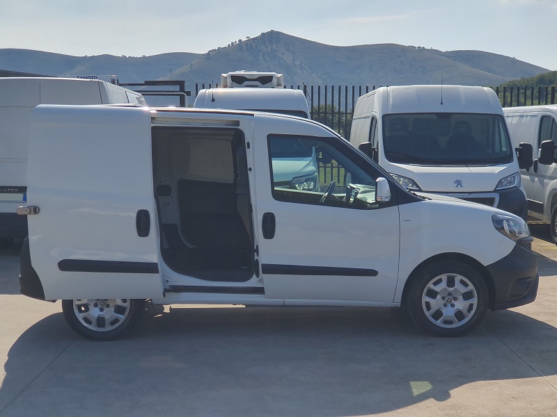 
								FIAT Professional Doblò 1.6 MJ-2 120CV PC-TN Cargo 3 Posti P. Lat. Lounge full									