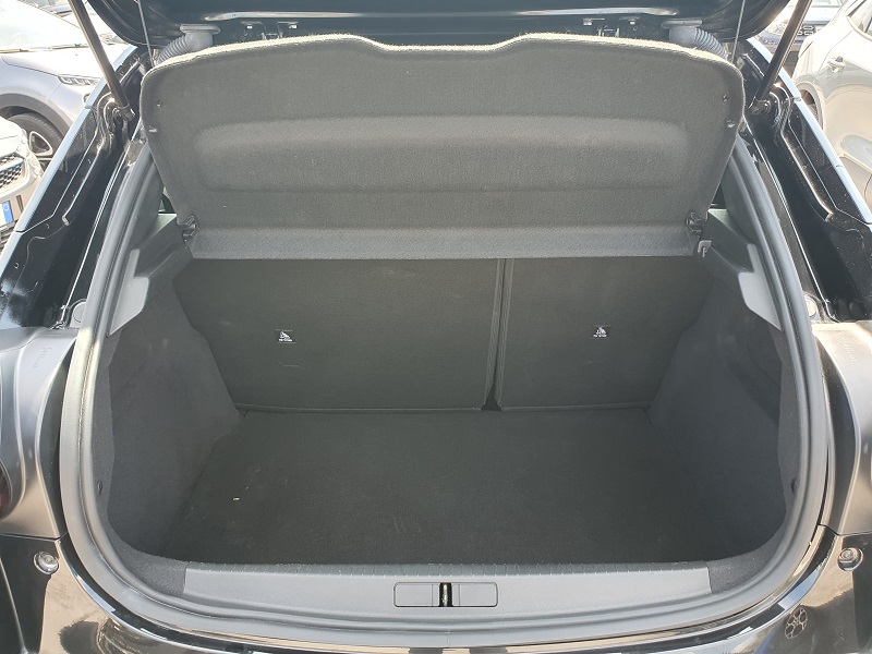 
								LANCIA Ypsilon 1.2 Turbo Hybrid 100CV MHEV 48V e-DCT full									