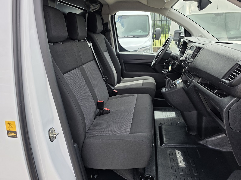 
								CITROËN Jumpy 1.5 BlueHDi 120CV L2H1 Cargo P. Lat. M Club full									