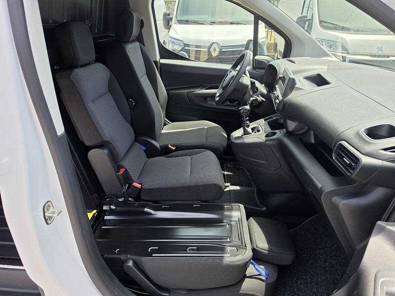 
								OPEL Combo E 1.5D 130CV L2 Cargo 950KG Edition full									
