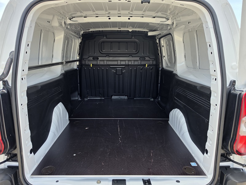 
								OPEL Combo E 1.5D 130CV L2 Cargo 950KG Edition full									