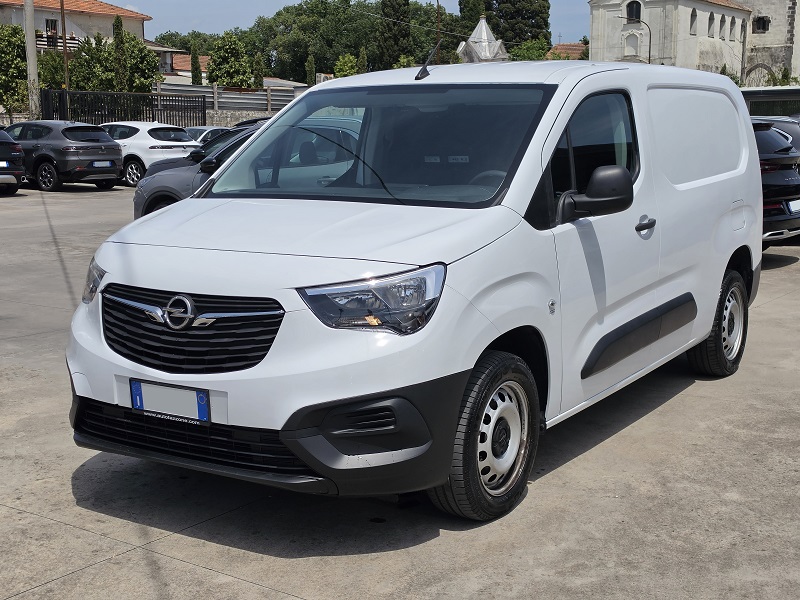 
								OPEL Combo E 1.5D 130CV L2 Cargo 950KG Edition full									