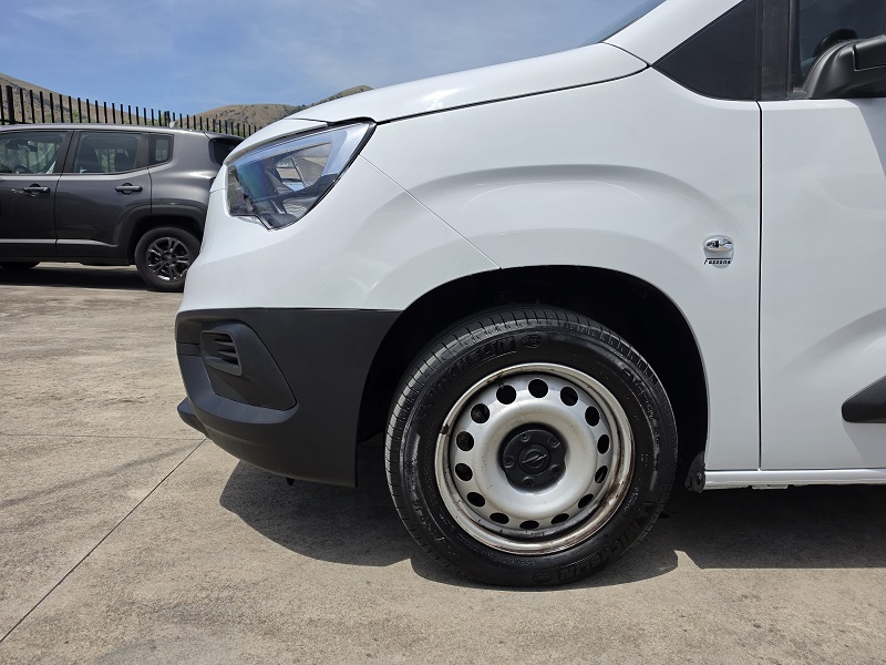 
								OPEL Combo E 1.5D 130CV L2 Cargo 950KG Edition full									