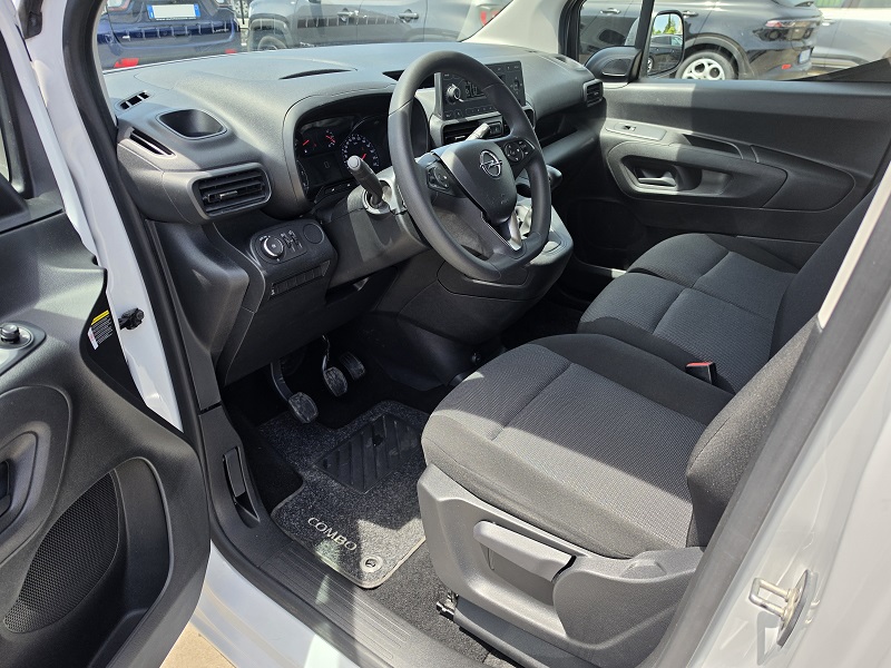 
								OPEL Combo E 1.5D 130CV L2 Cargo 950KG Edition full									