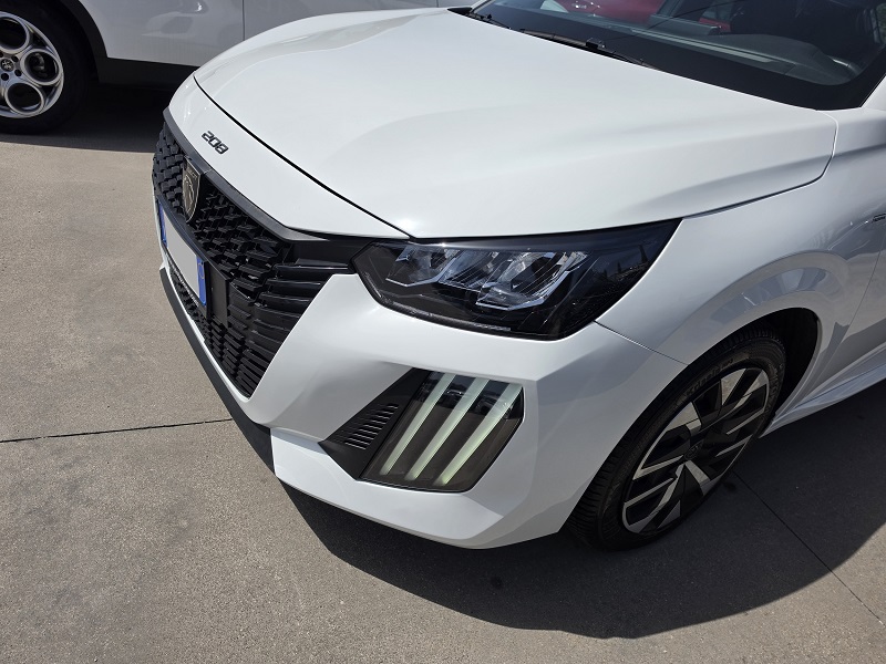 
								PEUGEOT NEW 208 1.2 PT Turbo 100CV Active full									