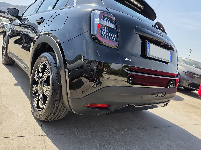 
								FIAT 600 1.2 Turbo Hybrid 145CV MHEV 48V Auto e-DCT full									